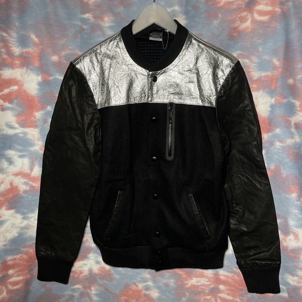 Nike NSW Bomber Varsity Jacket Leather Sleeves storm fit 黑x銀色絨布皮袖啪鈕棒球䄛